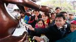 nhet-tien-vao-ca-tay-phat-ba-nghin-mat-nghin-tay-o-chua-lim-bac-ninh-anh-tien-thang