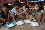 bua-com-cua-tre-em-ngheo-tai-mot-ngoi-cho-o-manila-ngay-23-4-2008
