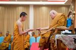 hoa-hau-chuyen-gioi-thai-lan-sorrawee-nattee-tro-lai-thanh-dan-ong-va-xuat-gia-tho-gioi