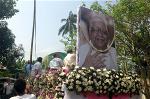 la-fg-wn-myanmar-sn-goenka-guru-funeral-201310-001