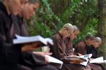 duc-phat-khong-day-cho-hoc-tro-tro-thanh-hoc-gia-ngai-luon-huong-hoc-tro-den-su-thuc-hanh-thuc-chung-anh-minh-hoa